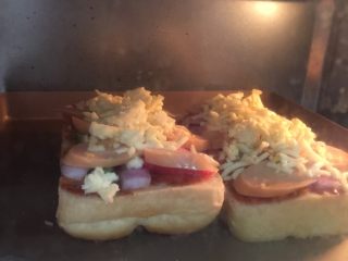 7、吐司披萨,放入烤箱中层180度10分钟，转下层烤15分钟。