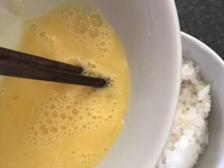 2、香蕉火腿黄金披萨派,一个鸡蛋打散倒入米饭中搅匀。