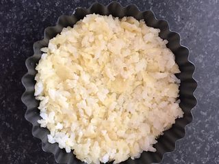 5、香蕉火腿黄金披萨派,放入派盘压紧。