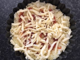 7、香蕉火腿黄金披萨派,洒上些马苏里拉芝士。