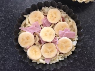 8、香蕉火腿黄金披萨派,放上香蕉和火腿。