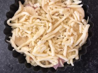 9、香蕉火腿黄金披萨派,再铺上适量马苏里拉芝士，然后放入提前预热180度的烤箱中层。