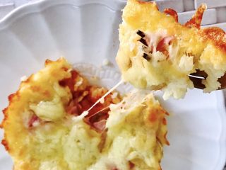 12、香蕉火腿黄金披萨派,乘热切开吃非常好吃。