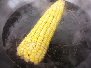 1、玉米粒香肠芝士烤土司,先把玉米煮熟