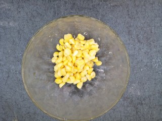 2、玉米粒香肠芝士烤土司,把玉米粒剥下来