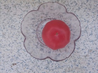 3、玉米粒香肠芝士烤土司,准备一个西红柿