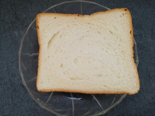 6、玉米粒香肠芝士烤土司,准备一片土司