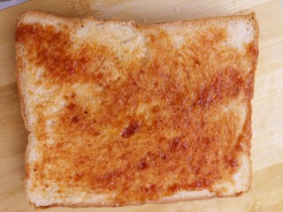 7、玉米粒香肠芝士烤土司,上面抹上一勺披萨酱