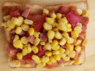 9、玉米粒香肠芝士烤土司,再放上玉米粒