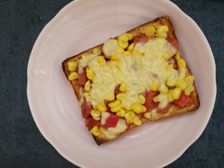 12、玉米粒香肠芝士烤土司,烤好的土司