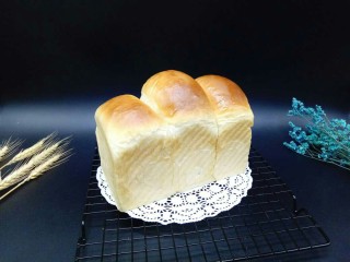 2、做年货+快手吐司披萨-田园风光,脱模的吐司特别漂亮。