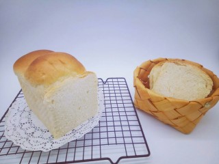 3、做年货+快手吐司披萨-田园风光,用锯齿刀像据树一样的来回据,切片。