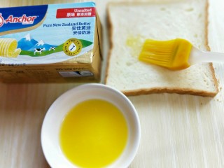 5、做年货+快手吐司披萨-田园风光,黄油切小块放微波炉叮30秒融化,刷再吐司片上。