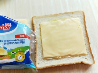 6、做年货+快手吐司披萨-田园风光,再放上奶酪片。