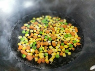 7、做年货+快手吐司披萨-田园风光,将玉米粒,胡萝卜丁,豌豆焯水,水来后加入,1分钟捞出即可,淋干水份。