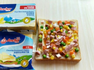 8、做年货+快手吐司披萨-田园风光,火腿肠切丁,和菜蔬一起放在吐司片上。