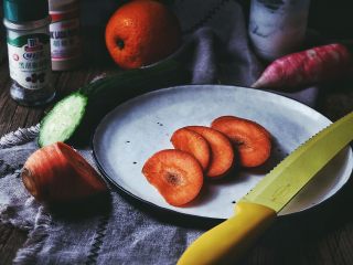 2、春日香橙萝卜沙拉 健康低卡,将胡萝卜斜着横向切片