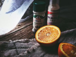 5、春日香橙萝卜沙拉 健康低卡,香橙横着切成两半