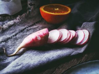 9、春日香橙萝卜沙拉 健康低卡,水萝卜横着切片