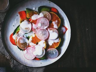 14、春日香橙萝卜沙拉 健康低卡,将搅拌好的酸奶淋在蔬菜上