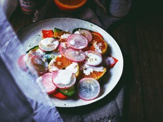 15、春日香橙萝卜沙拉 健康低卡,再撒上一点坚果碎,即可开吃!