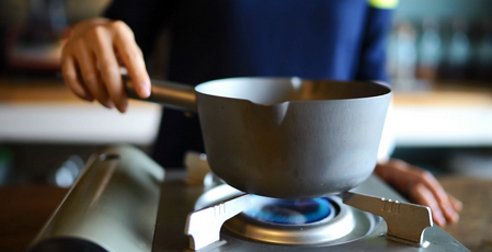 2、抹茶红豆蛋糕卷＆抹茶鸡尾酒,泡好的红豆倒入小锅里，先到少量水至刚刚没过红豆，小火将红豆煮软