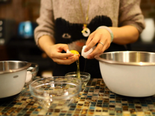 4、抹茶红豆蛋糕卷＆抹茶鸡尾酒,将蛋黄蛋清分离