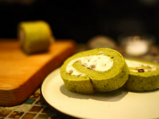 17、抹茶红豆蛋糕卷＆抹茶鸡尾酒,冷藏后的蛋糕取出切片即可