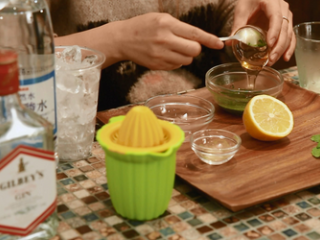 19、抹茶红豆蛋糕卷＆抹茶鸡尾酒,倒入蜂蜜