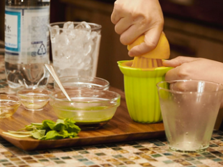 20、抹茶红豆蛋糕卷＆抹茶鸡尾酒,挤入柠檬汁