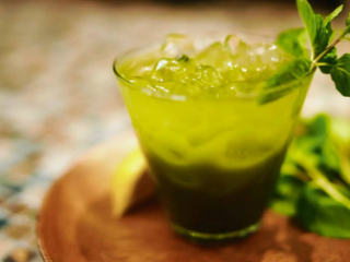 22、抹茶红豆蛋糕卷＆抹茶鸡尾酒,倒入苏打水至满杯即可