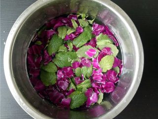 2、香肠沙拉,紫甘蓝去掉硬梗后撕碎,同薄荷叶一起洗净;再用淡盐水浸泡片刻;