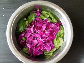 3、香肠沙拉,再将紫甘蓝,薄荷洗净后,用凉白开浸泡片刻;