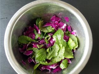 5、香肠沙拉,搅拌均匀,待用;