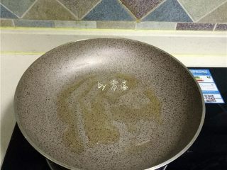 8、香肠沙拉,平底锅倒入适量橄榄油;