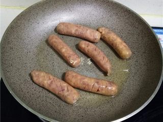 9、香肠沙拉,将香肠放入平底锅;