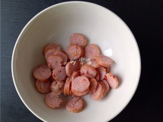11、香肠沙拉,将香肠切片;