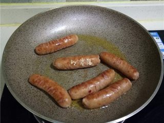 10、香肠沙拉,用小火煎10-15分钟左右;