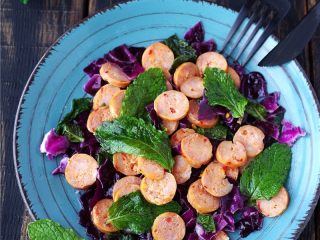 12、香肠沙拉,同紫甘蓝薄荷混合即可;