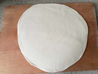 3、香蕉披萨,3. 取其中一个生胚,擀成圆形