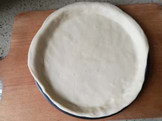 4、香蕉披萨,4. 放入披萨盘中。