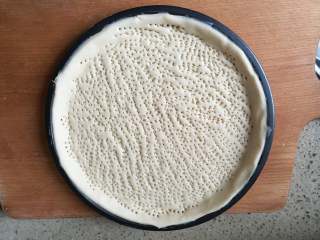 5、香蕉披萨,5. 多余的部分切掉,用叉子扎满孔