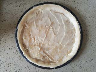 8、香蕉披萨,8. 披萨饼皮取出,抹上沙拉酱