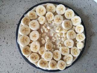 10、香蕉披萨,10. 披萨盘中码一层奶酪碎,再码一层香蕉片