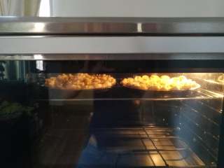 12、香蕉披萨,12. 入烤箱上层,180度上火,下火150度,烤约25分钟。