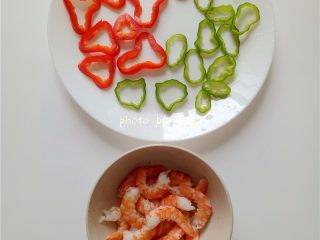 4、虾仁披萨,甜椒、青椒拭干水分，切圈；虾仁调入适量盐，黑胡椒粉，料酒，抓匀，腌制入味；虾仁腌制入味后，用厨房纸巾洗掉水分；