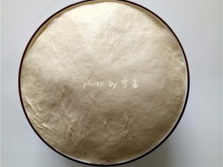 5、虾仁披萨,面团发酵完毕，取出；