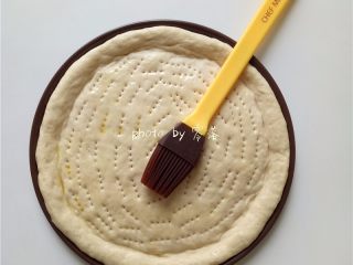 8、虾仁披萨,刷上一层橄榄油；