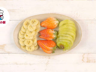 1、梦幻透明水果春卷,胡萝卜1根、紫甘蓝1个、彩椒1个、分别切丝，草莓3个、香蕉1根、奇异果1个分别切片