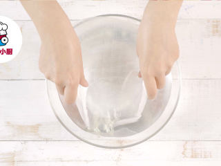 2、梦幻透明水果春卷,取越南春卷皮1张，放入温水中浸泡5秒后取出，平摊在案板上